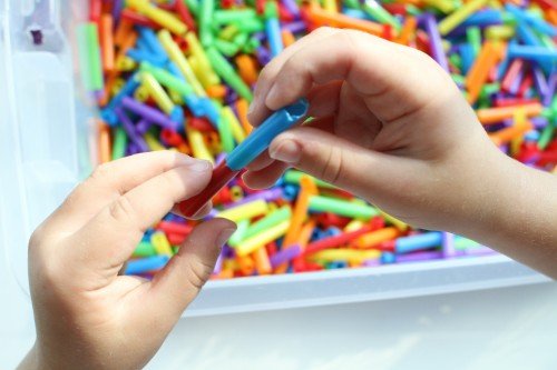 Straw Sensory Tub bebendo - eu posso ensinar minha criança!